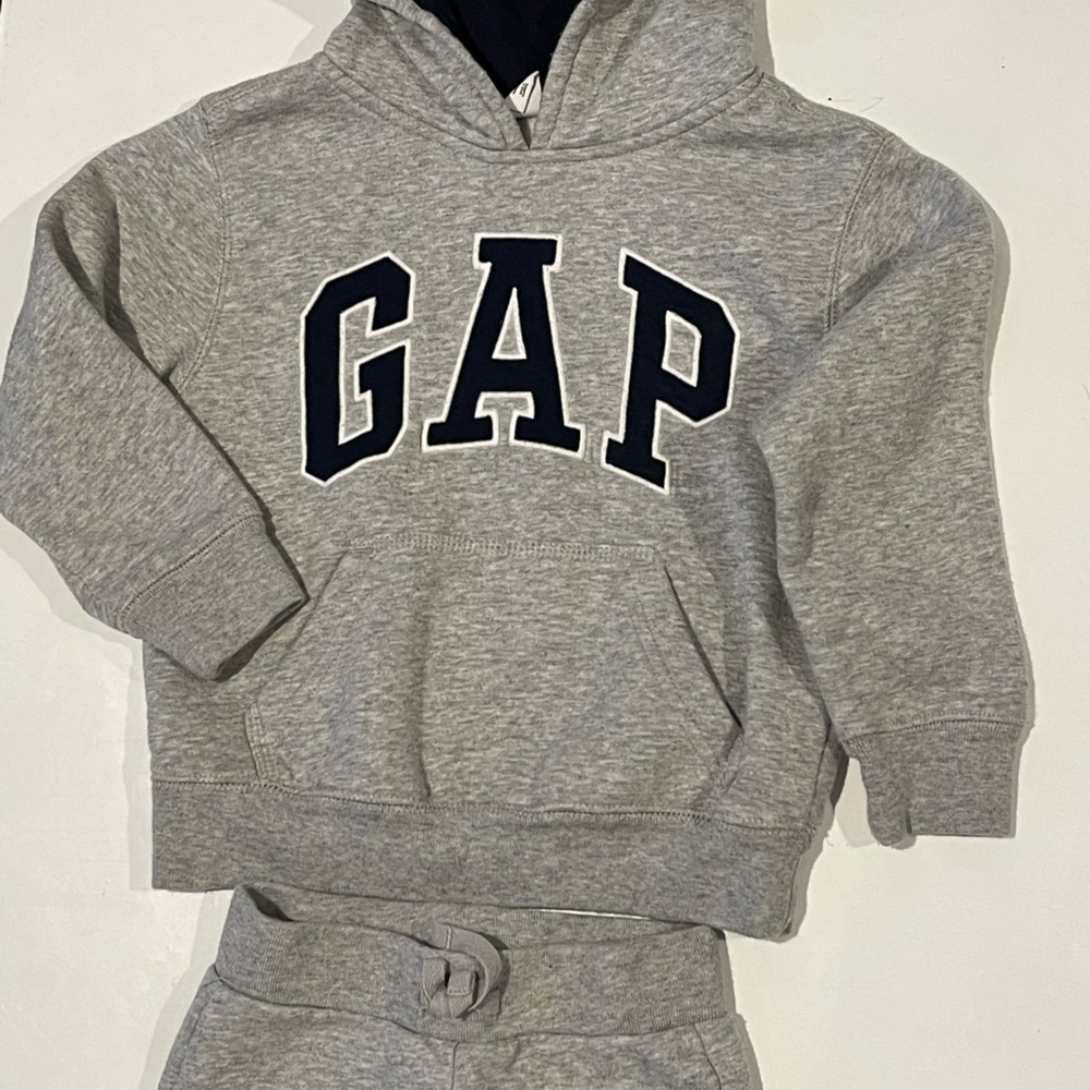 4 Years Unisex GAP Sweatsuit -Top and Bottom (fits like a 5T)